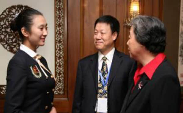 2010年10月，张榕明理事长与就业助学计划学员亲切交谈.jpg
