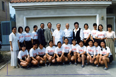 1995年7月，全国人大常委会副委员长、中华职业教育社理事长孙起孟（后排左七）、名誉副理事长王艮仲（后排左八）看望在北京安置就业的安徽黄山温暖工程学员