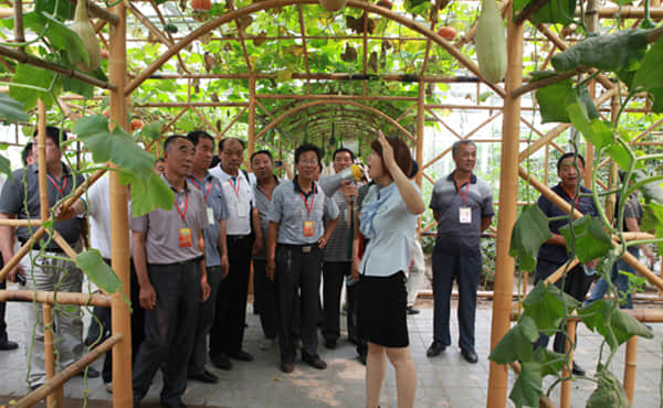 2012年6月，河北省举办社会主义新农村建设带头人培训示范班，图为学员参观考察现代农业.jpg