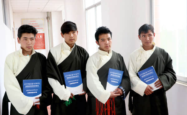 2015年4月，日喀则地区的学员领到中华职业教育社统一编印的国家通用语言培训教材.jpg