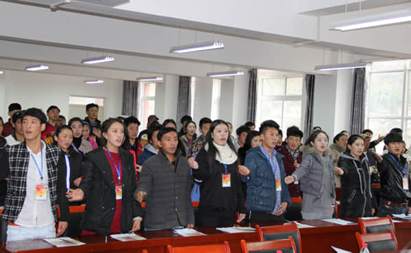 2014年11月，四川省温暖工程国家通用语言培训项目首期培训班结业典礼上，100名藏族青年用汉语合唱《感恩的心》.jpg