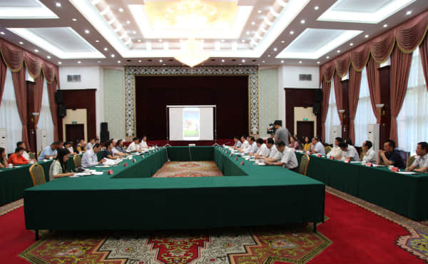 2014年8月，由中华职业教育社和民建中央共同出资，由深圳大学研发的汉维双语手机学习软件捐赠仪式在新疆乌鲁木齐举行.jpg