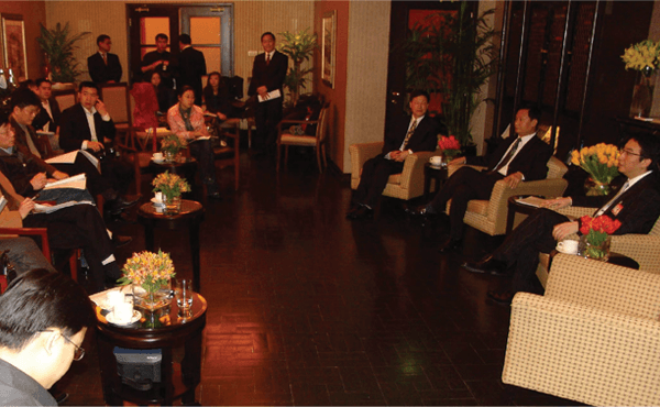 2006年3月，中华职业教育社副理事长、香港恒基兆业发展有限公司董事长李家杰先生（右一）就”温暖工程百县百万农民培训计划“举行新闻媒体见面会.png