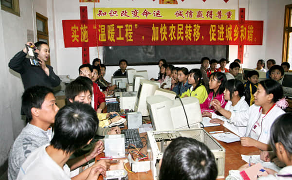2007年11月，重庆中华职业教育社开展温暖工程农村劳动力转移就业培训，图为教师在位学员讲授计算机硬件知识.jpg