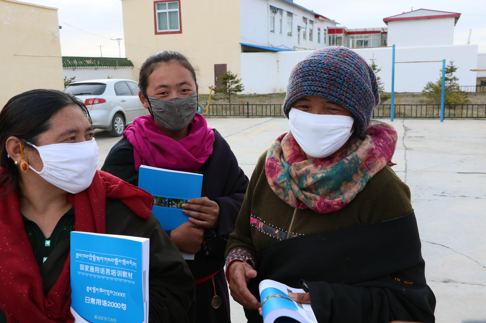 四川 国家通用语言培训 藏区的培训学员领到学习教材.jpg