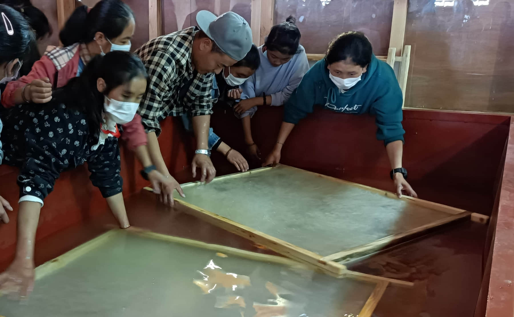 2021年9月，西藏温暖工程国家通用语言+非遗传统手工艺系列培训项目的学员正在学习藏纸制作工艺.jpg