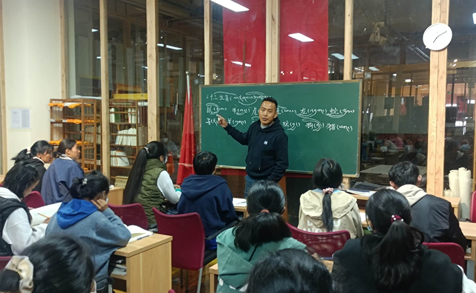2021年8月，西藏温暖工程国家通用语言+技能培训项目的学员们正在学习汉语.jpg